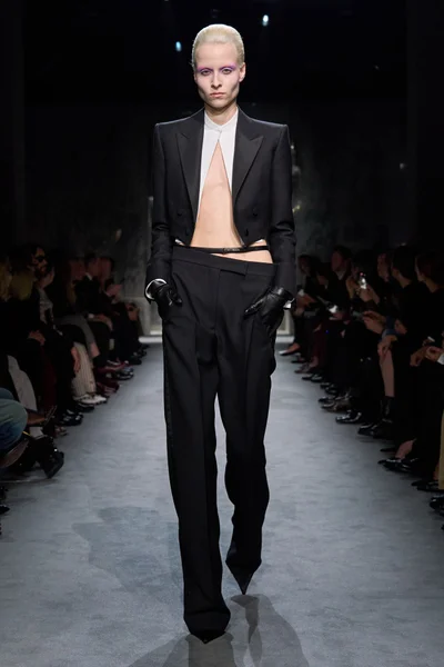 Look 48